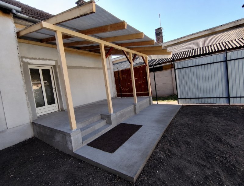 MAKÓ, NÁVAY LAJOS TÉR, POLGÁRI INGATLAN - 75 m2 - Ház