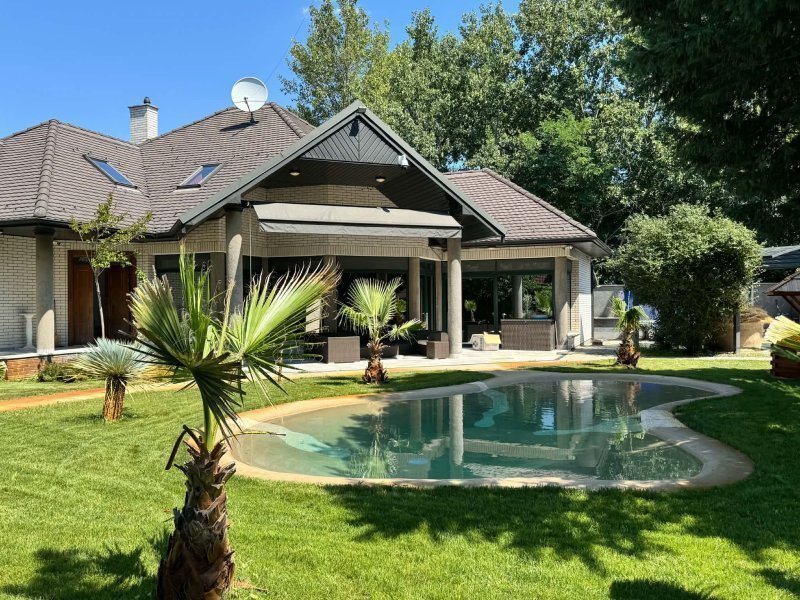 TÖKÖL, PARKERDŐ LUXUSVILLA - 404 m2 - Családi ház